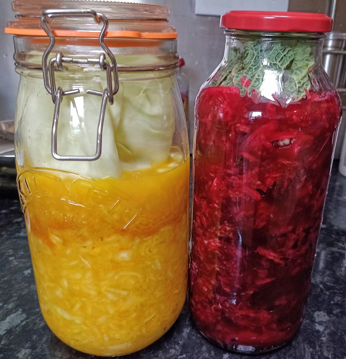 Selbstgemachtes Sauerkraut im Einmachglas, fermentiertes Weißkraut