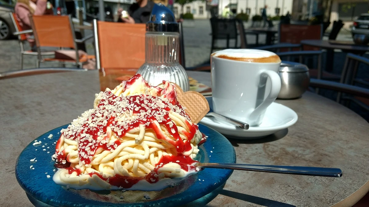 Klassisches Spaghetti-Eis mit Erdbeersoße im Glas - deutscher Sommer-Klassiker seit 1969.