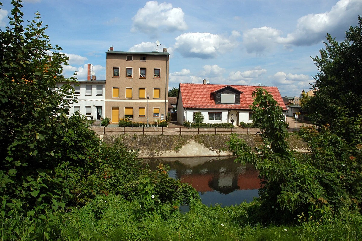Der Finowkanal bei Marienwerder, ruhiges Wasser zwischen bewaldeten Ufern