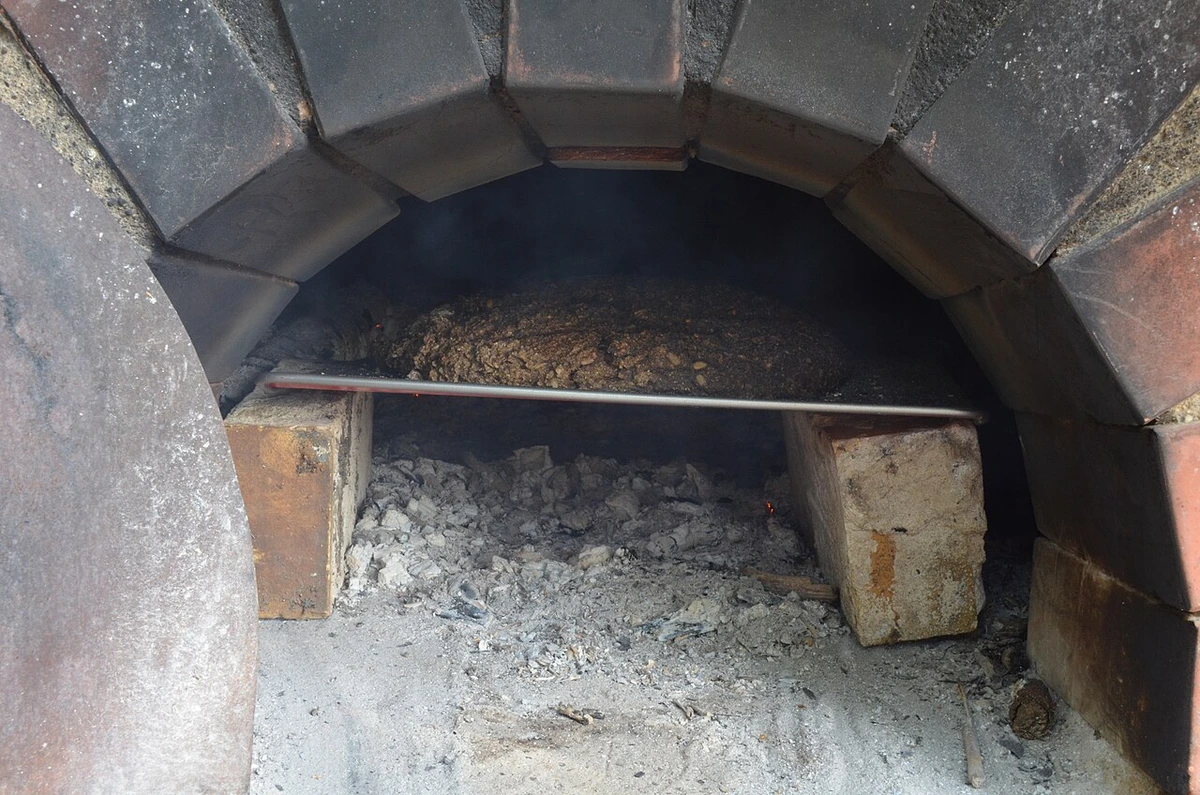Brotbacken im Lehmbackofen im Interkulturellen Garten Rosenduft, Berlin-Gleisdreieck