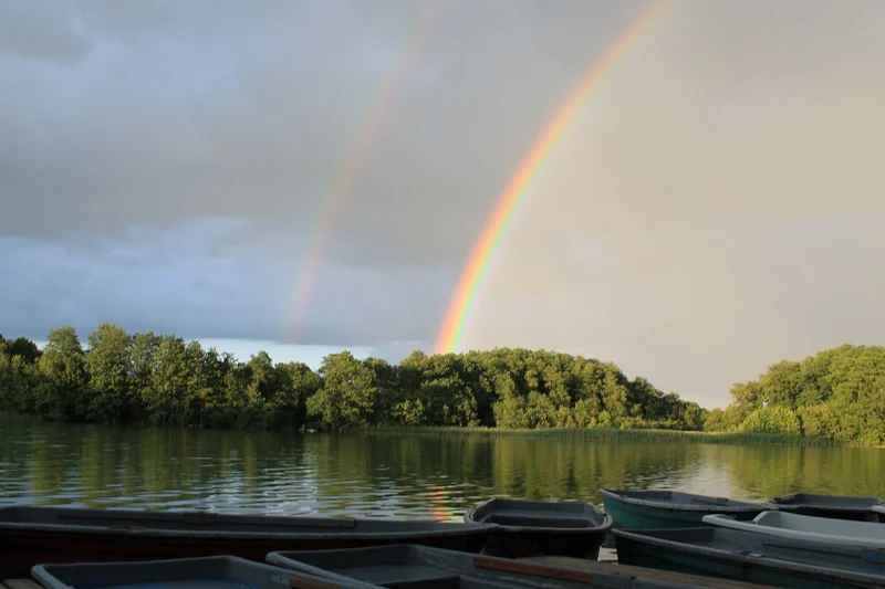 Regenbogen über dem Bötzsee in Eggersdorf im Juni - motorbootfreier Wald-Badesee bei Strausberg.