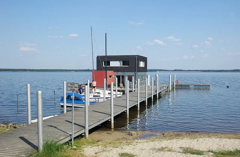 Schwimmendes Ferienhaus am Steg des Gräbendorfer Sees bei Laasow