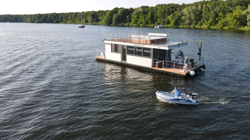 Historisches Stahlschiff mit Beiboot auf der Havel