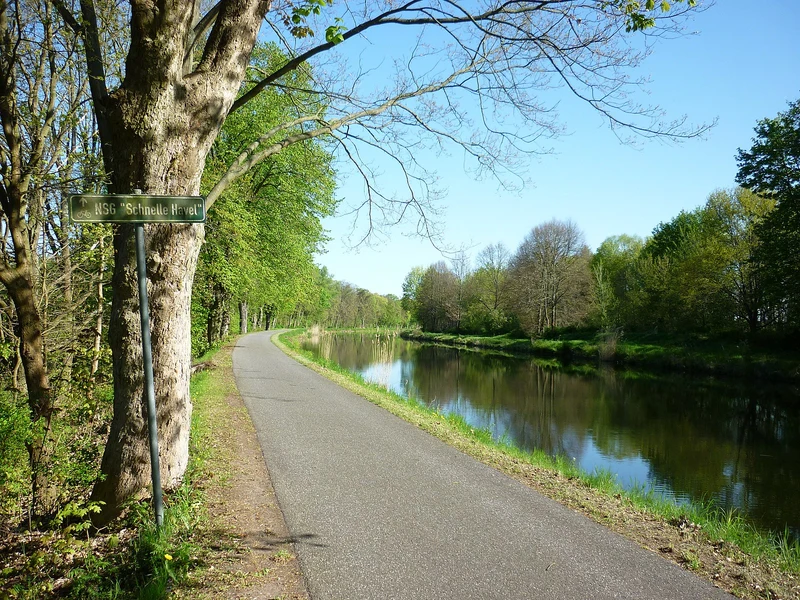 Die Schnelle Havel im Naturschutzgebiet, ruhiges Wasser mit grünen Ufern