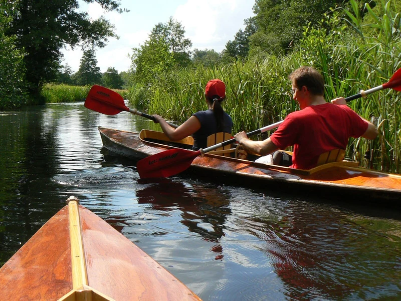 Paddelboot im Spreewald, stilles Wasser an einem Bootshaus