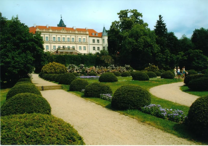 Schloss Wiesenburg im Hohen Fläming — der Wald südlich des Schlosses ist offiziell als Heidelbeer-Habitat dokumentiert