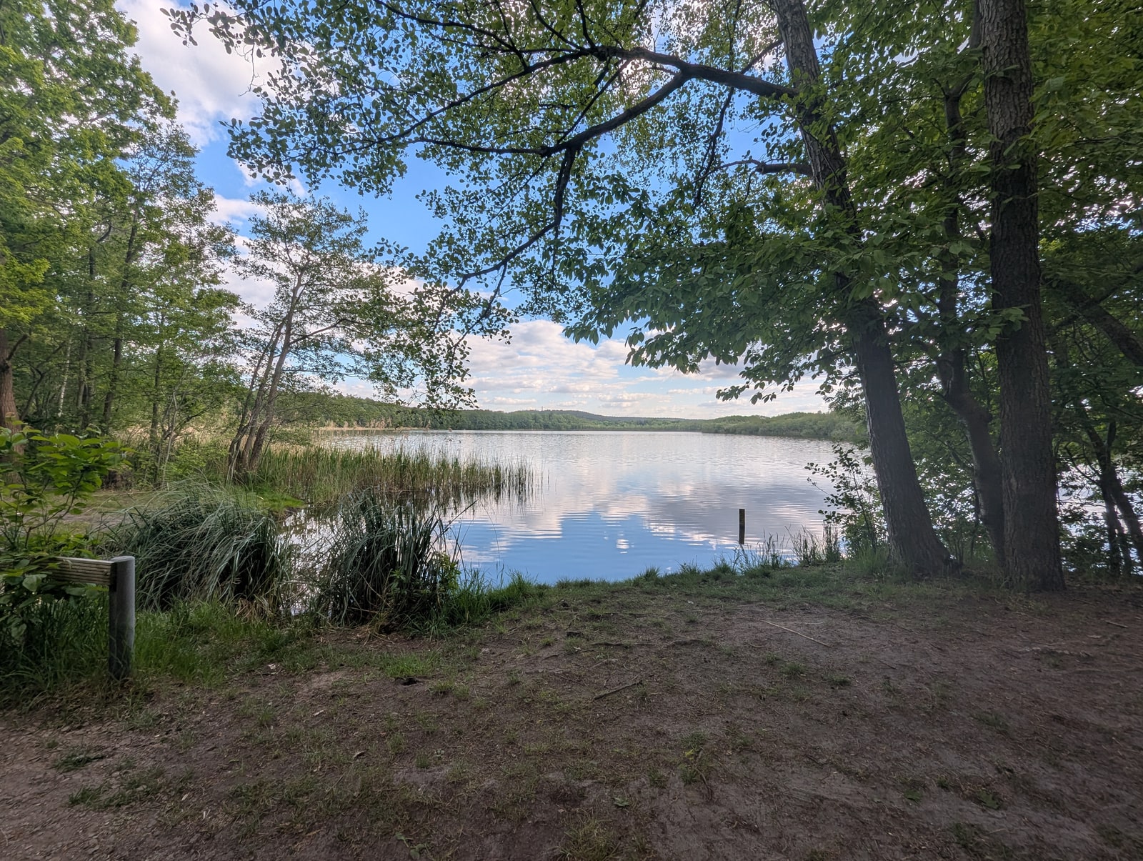 Stiller See mit Wolkenspiegelung im Abendlicht
