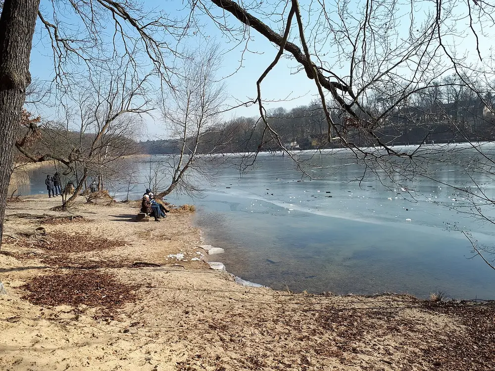 Sandufer am Schlachtensee, weiter draußen liegt Eis auf dem See, Anfang März 2018