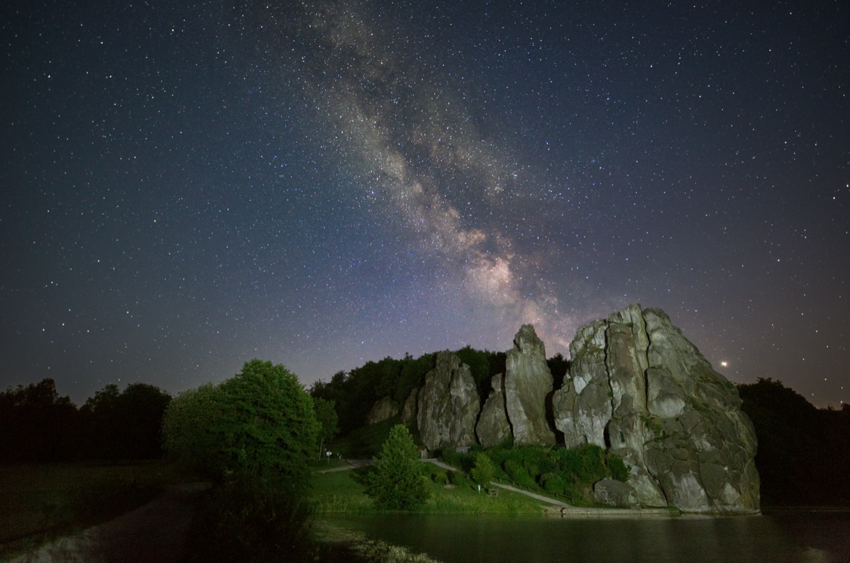 Sternenhimmel über Brandenburg an der Havel, klare Nacht mit Milchstraße
