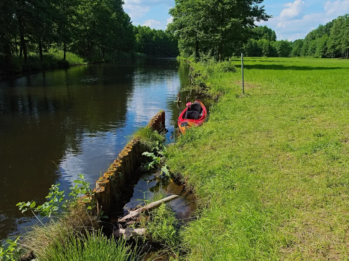 Sommergrüner Wasserkanal mit Kajak zwischen Scharmützelsee und Großem Storkower See, Wendisch Rietz