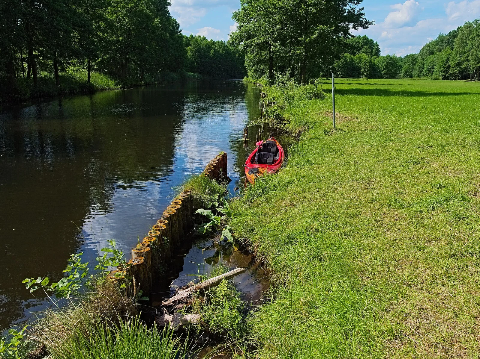 Sommergrüner Wasserkanal mit Kajak zwischen Scharmützelsee und Großem Storkower See, Wendisch Rietz