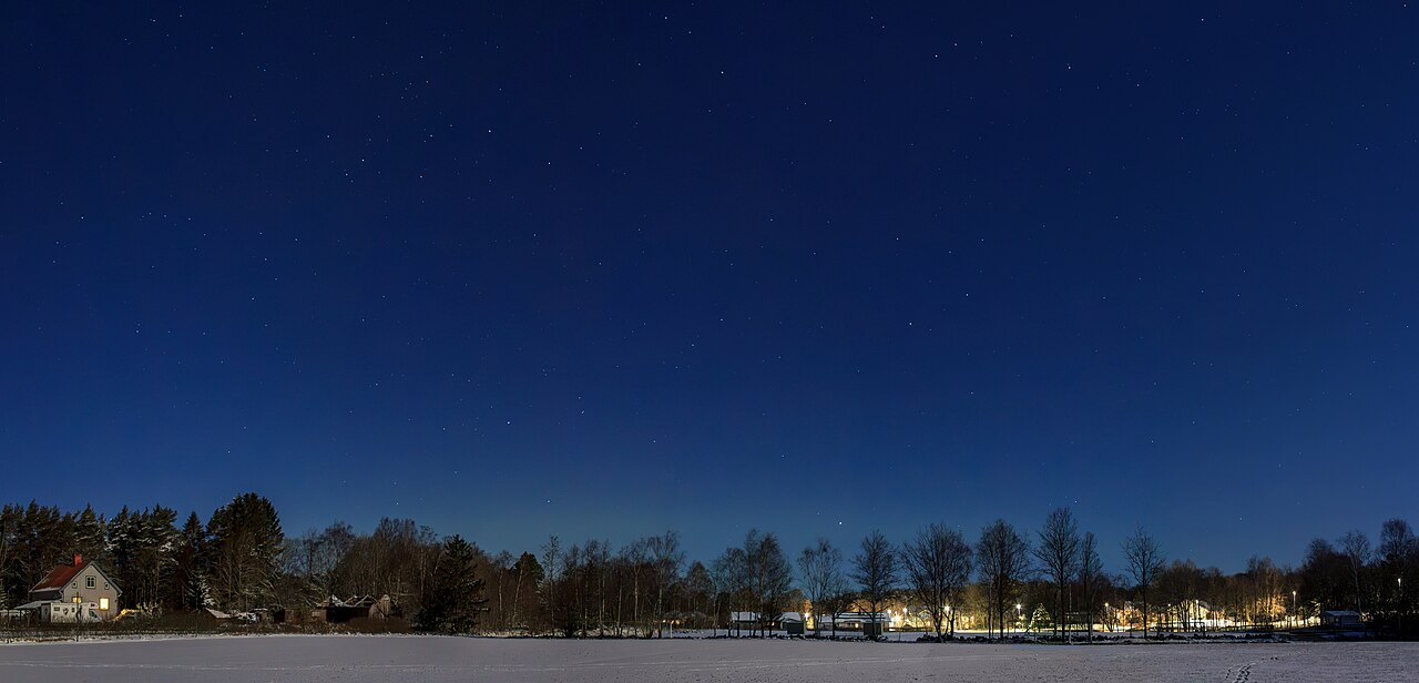 Sternenhimmel über einer verschneiten Fläche